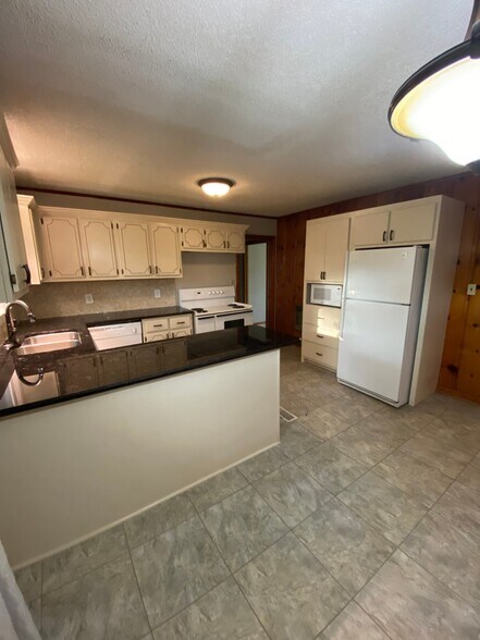 Building Photo - 117 Camellia Dr