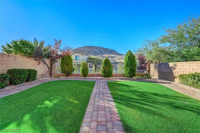 Building Photo - 121 Standing Stone St