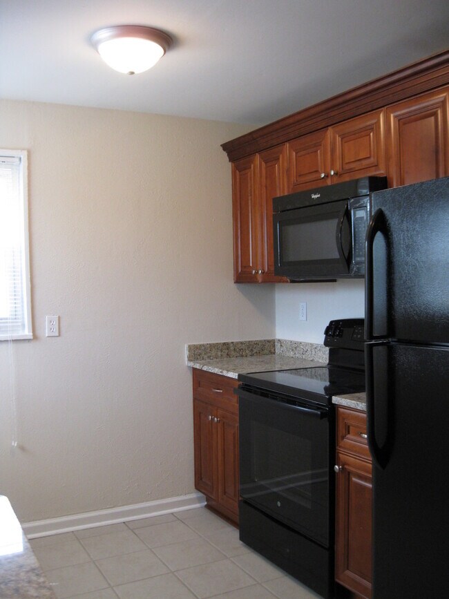 Building Photo - 327/329 Woodview Ave