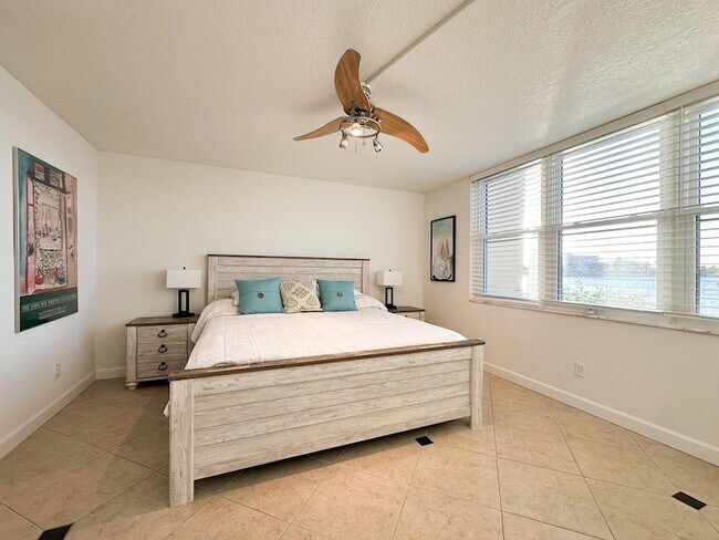 Building Photo - 7920 Sun Island Dr S