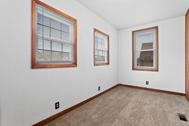 Building Photo - 542 2nd St