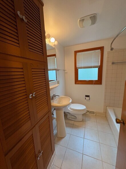 Full Bathroom - 131 Lincoln Ave
