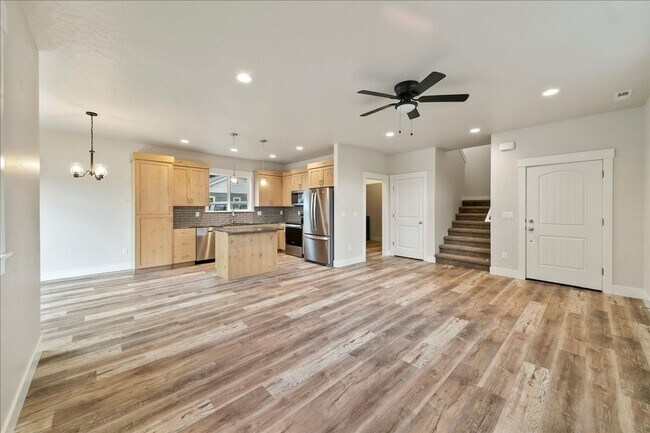 Building Photo - Spacious 3 Bed, 2.5 Bath Rental in Homedal...