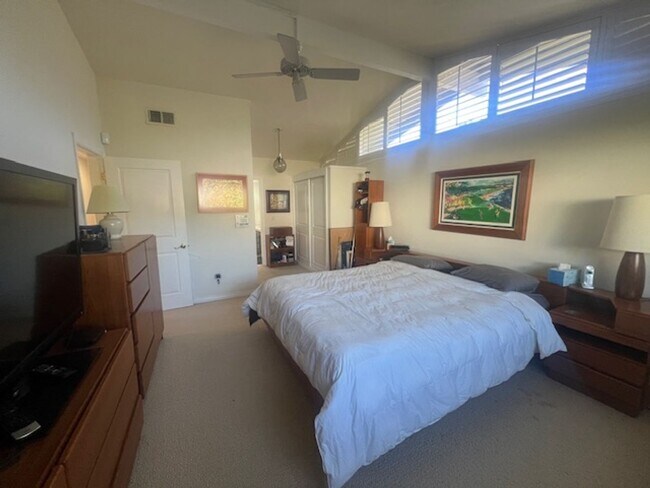 Building Photo - Beautiful One Level, 3 Bedroom, 3 Bathroom Tarzana Pool Home for Lease!