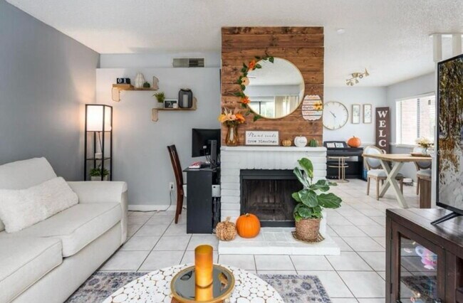 Building Photo - "Charming 2-Bed Townhouse with Modern Comforts in Orlando's Heart"