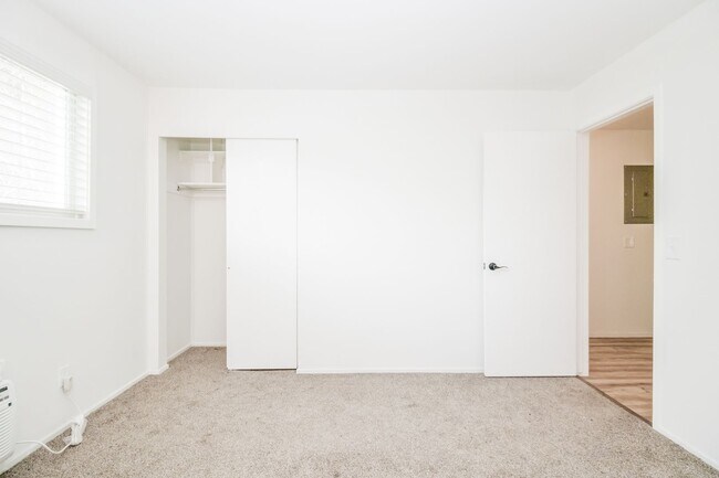 Building Photo - 2 Bedroom/1 Bathroom unit in Salt Lake City