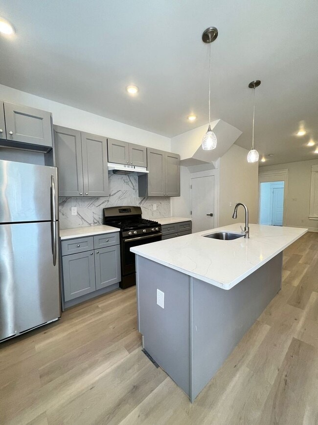 Building Photo - Remodeled 3bd/1.5 House with Rear yard!! S...