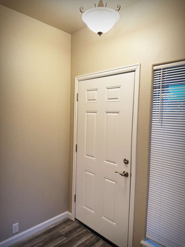 Building Photo - Monument remodeled townhome