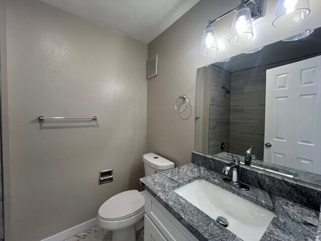 Building Photo - Spacious 2-Bed, 2-Bath Condo in Desirable ...