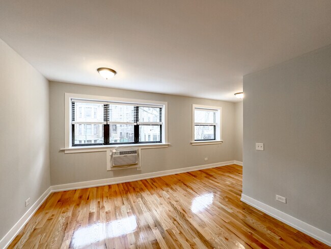 Building Photo - 510 W Briar Pl
