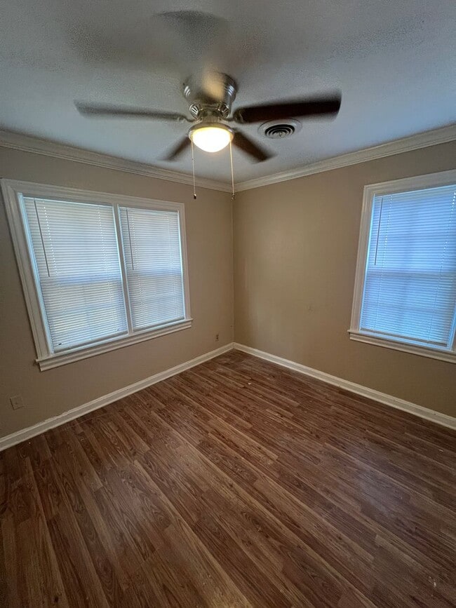 Building Photo - Large 3 bed 1 bath Home!