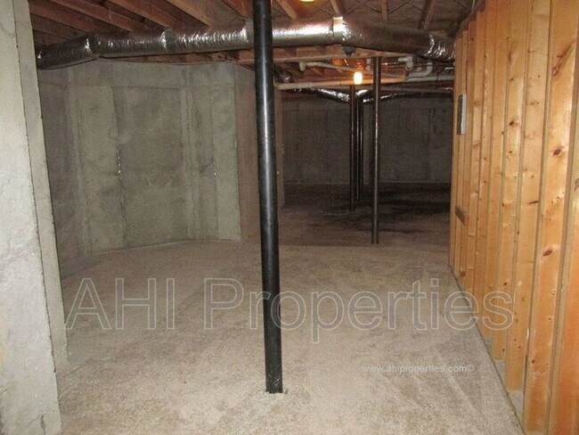 Building Photo - 6031 Rosemont Rd
