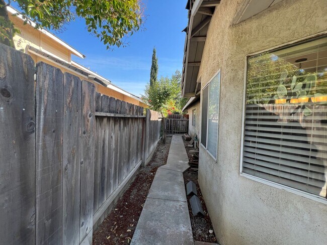 Building Photo - 4-bedroom single story home in Turlock!