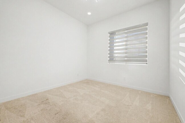 Building Photo - 1277 E Tonto Dr