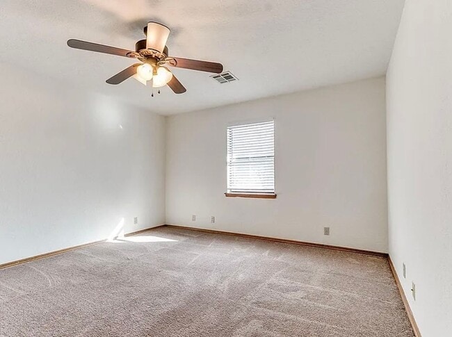 Building Photo - Beautiful 3bed/3bath Townhome Available in Westside Norman!!