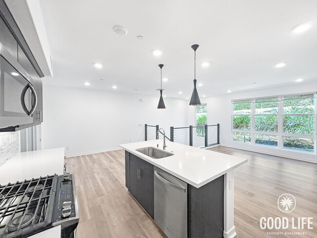 Building Photo - Beautiful 3BD/3BA w/ A/C, In-Unit Laundry, and Attached Garage in Mission Valley!