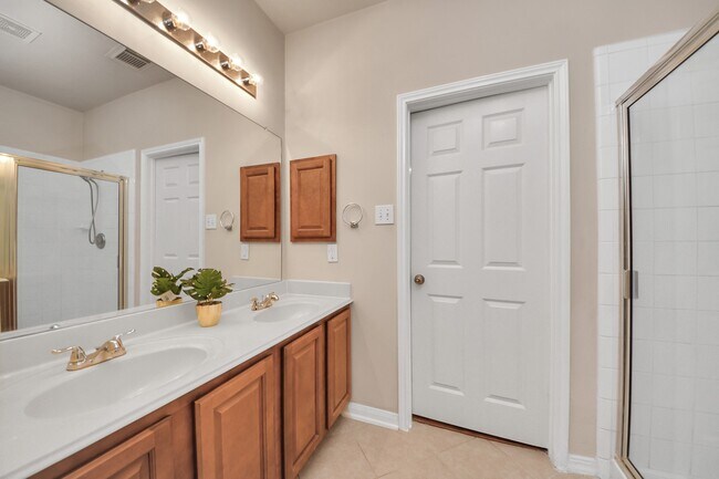 Building Photo - 822 Glen Abbey Dr