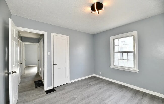 Building Photo - 3910 E 34th St