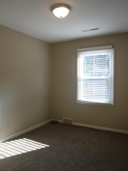 Building Photo - 3211 Newport Rd