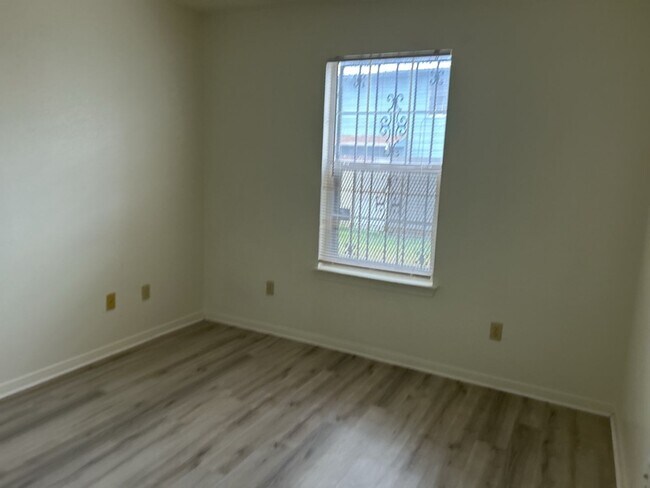 Building Photo - 504 Esther Cir