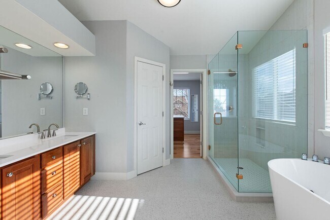 Building Photo - 4 Bedroom Dream Home waiting for you!