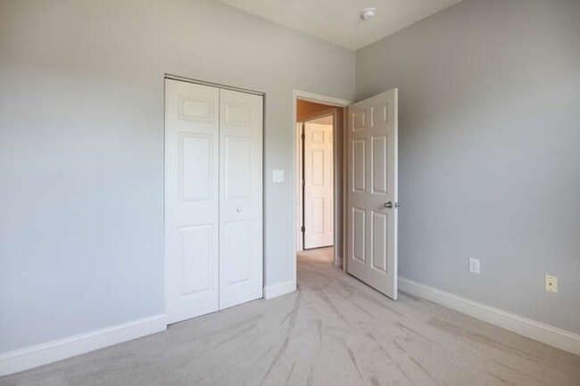 Building Photo - Updated Townhouse