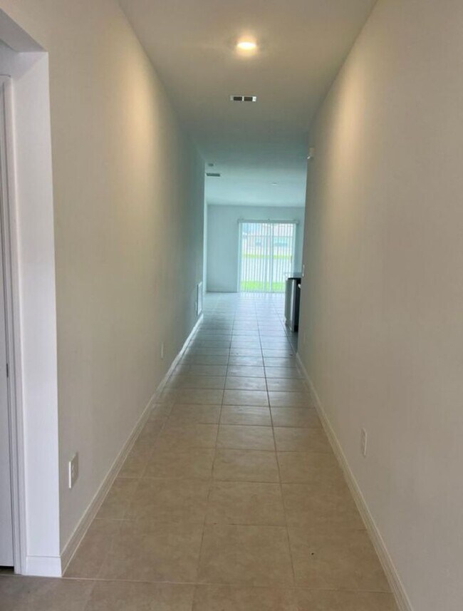 Building Photo - ****PRICE REDUCTION****    Ready for immed...