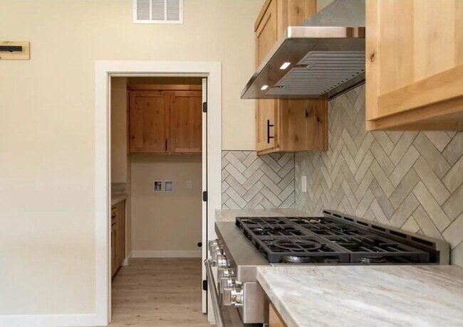 Building Photo - 4 Bed 3 Bath  Custom Built Home in Golden Hills Community in Tehachapi CA!