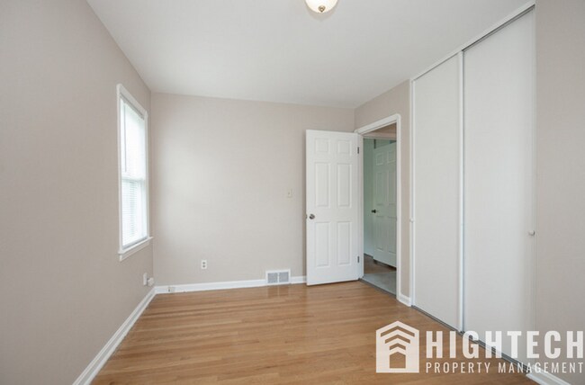 Building Photo - 3 bedroom/1 bath! PARMA!!