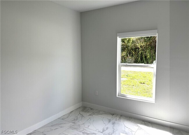 Building Photo - 825 Porter St E