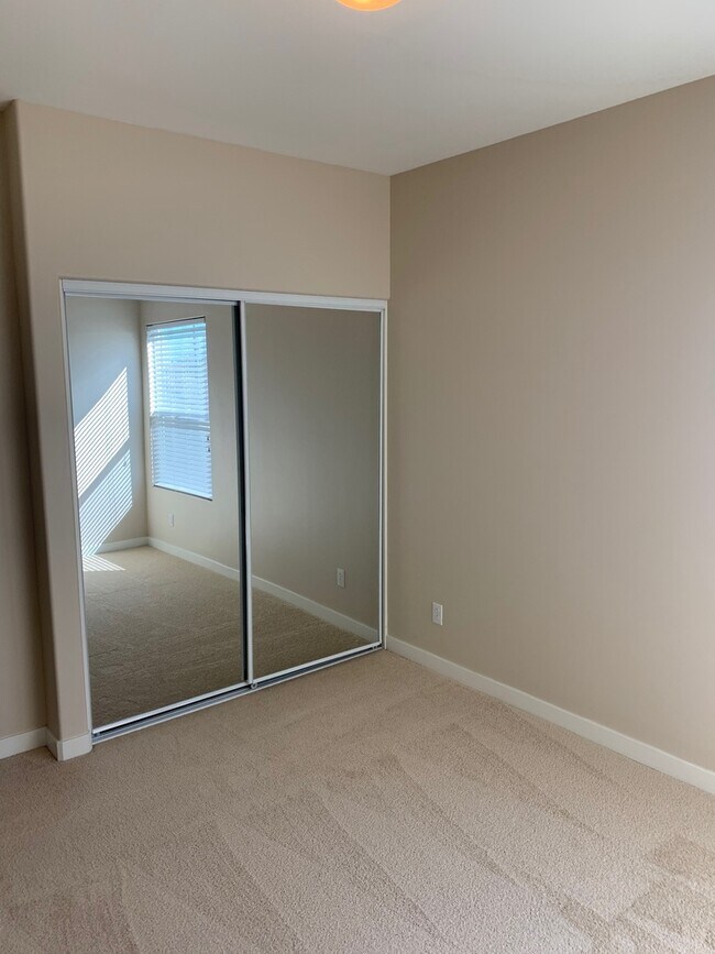 Building Photo - Modern 3 Bed/ 4 Bath, Detached, Private Dr...