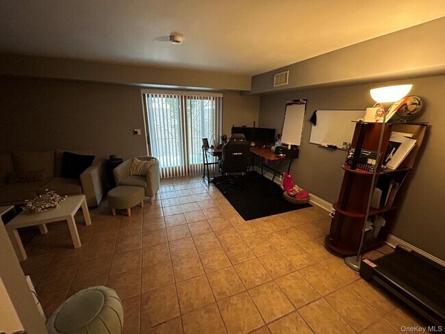 Building Photo - 18 Brewster Woods Dr