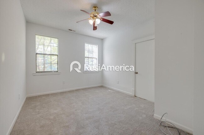 Building Photo - Charming 3-Bedroom 2 bath available now