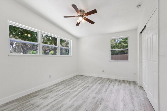Building Photo - 607 E River Dr