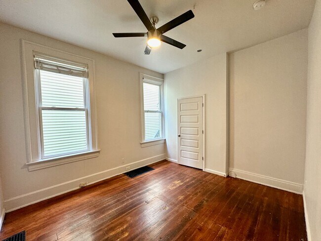 Building Photo - 4 bed/2 full bath Rental on Warner - Mins ...