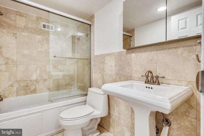 Building Photo - 1300 Army Navy Dr