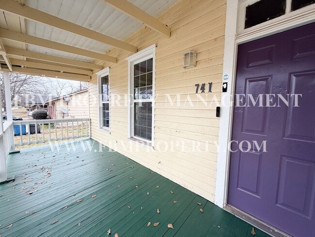 Building Photo - 741 W Park Ave