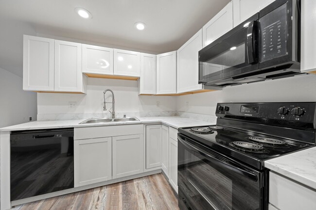 Building Photo - Pointe West Apartments | Port Orchard, WA