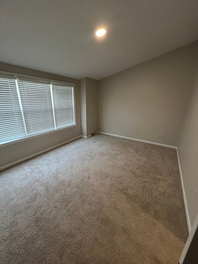 Building Photo - Newly Renovated 3 Bed 2.5 Bath Townhouse A...