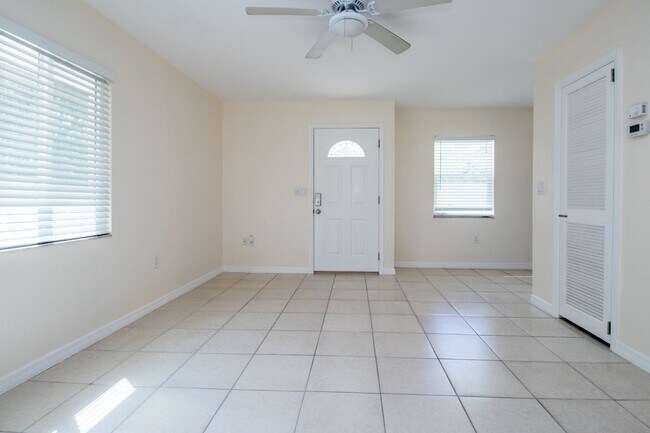 Building Photo - Indian Beach Park Duplex - walk to Ringling College!!