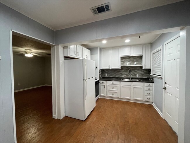 Building Photo - 2619 Oleander Dr