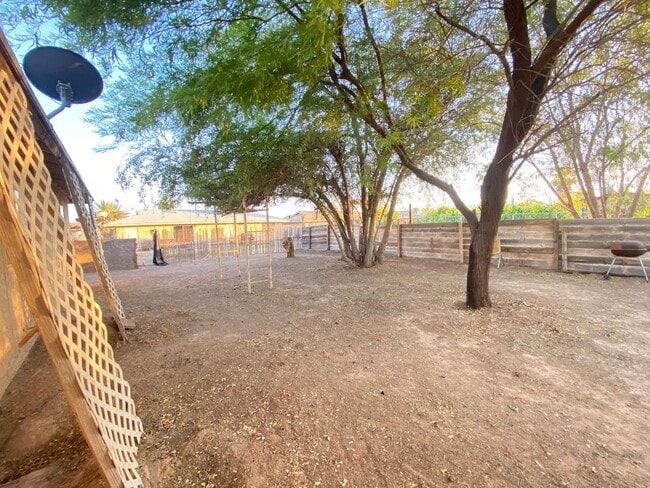 Building Photo - 4 BEDROOM HOME ON LARGE LOT