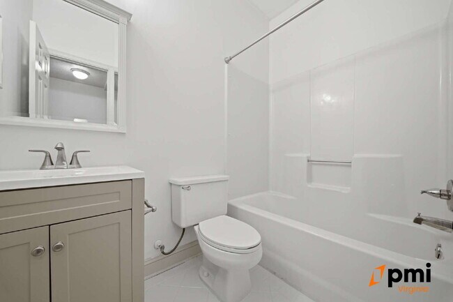 Building Photo - Immaculate 2 Bedroom 2 Bath Condo- Shore Drive