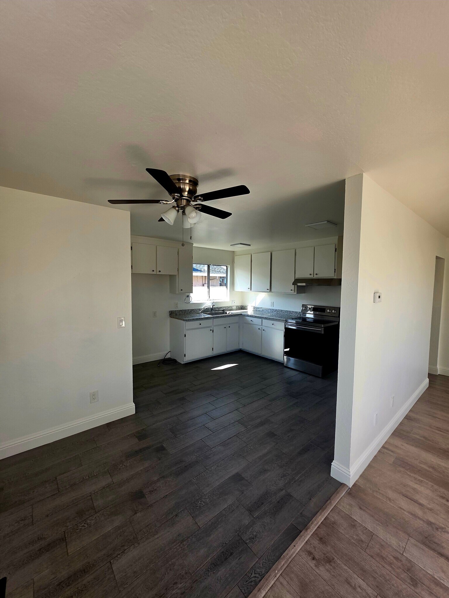 Building Photo - 327 N Lincoln Ave