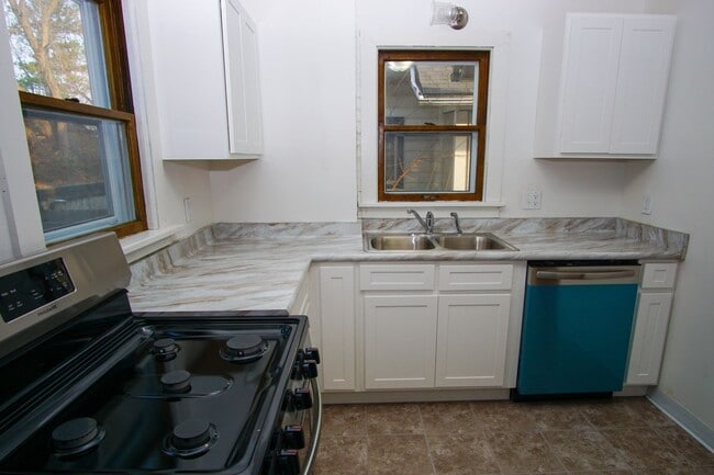 Building Photo - 3 Bedroom Spacious Kenosha Townhouse