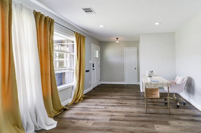 Building Photo - 5146 Stuyvesant Ln