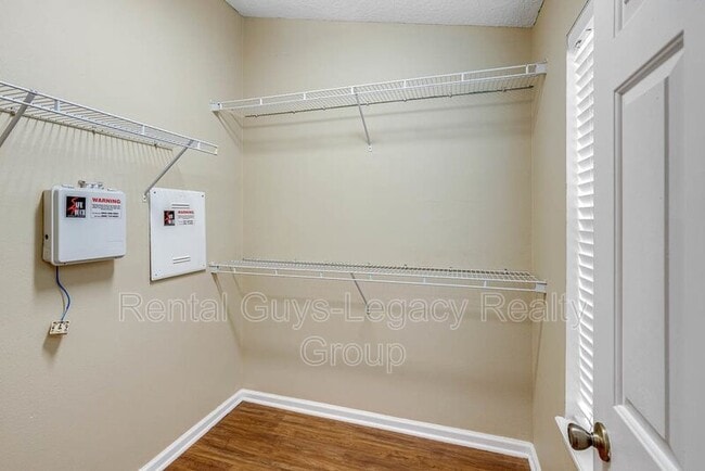 Building Photo - 5868 Pavilion Dr
