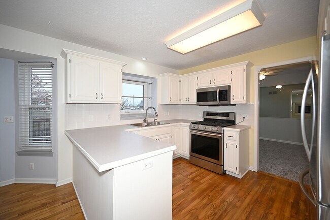 Building Photo - 4 Bedroom,2.5 Bath with 2-car garage Platt...