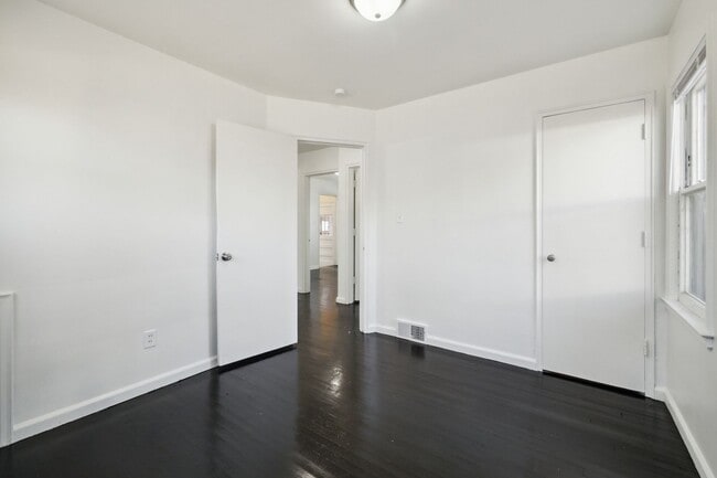 Building Photo - 3 Bedroom 1 Bath $1200