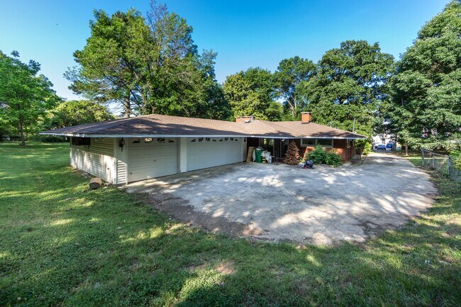 Building Photo - "Charming 3-Bedroom Oasis with 2 Full Baths – Spacious 2,295 Sq Ft Home in Charlotte's Heart!"